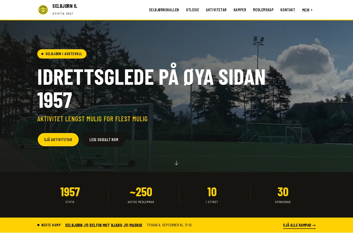 Den nye forsiden til Selbjørn IL: mørk hero med kunstgressbanen, teksten «Idrettsglede på øya sidan 1957», nøkkeltall og et gult bånd med neste kamp.